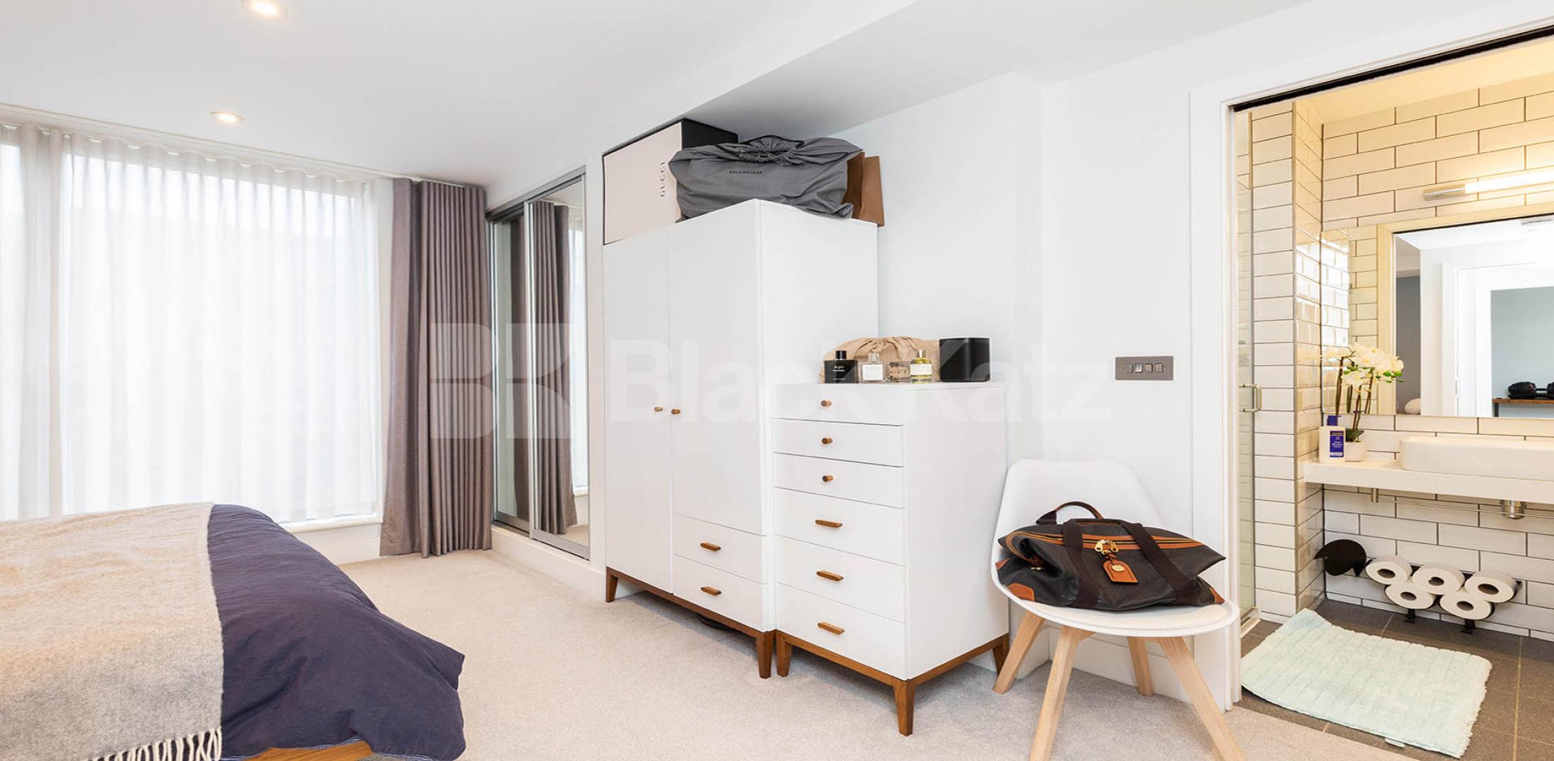 Luxury 2 bed two bath with balcony in a private modern development in Camden.  Cliff Villas, Camden 